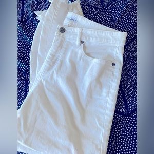 LOFT white cropped jeans! Size 30 🤍